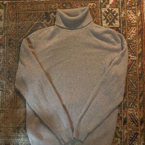 Like New Joseph Abboud Men's Grey Turtleneck Sweater